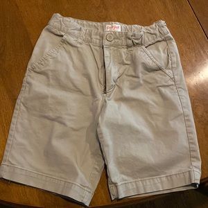 Boys Cat and Jack size 8 khaki shorts. Great for school!